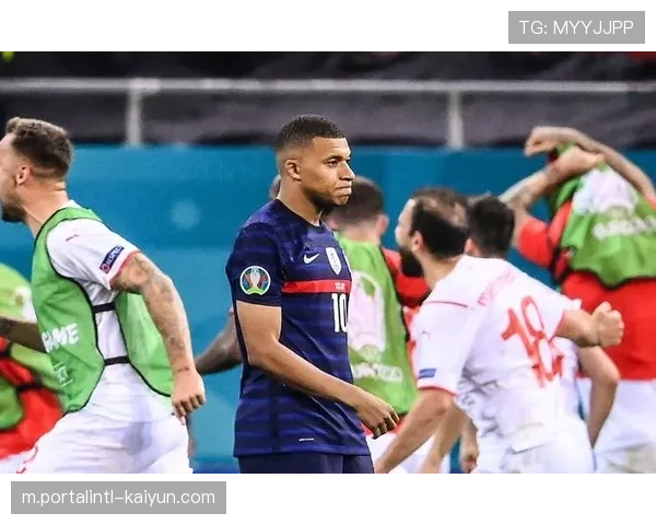 法国队前场三人联动封锁战术受关注，德尚高位压迫体系面临再升级考验